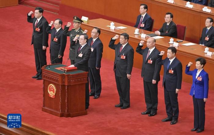 國務(wù)院副總理、國務(wù)委員、秘書長進(jìn)行憲法宣誓