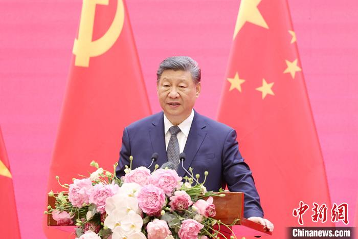 習(xí)近平同越共中央總書記蘇林、越南國(guó)家主席梁強(qiáng)共同會(huì)見中越人民大聯(lián)歡活動(dòng)代表