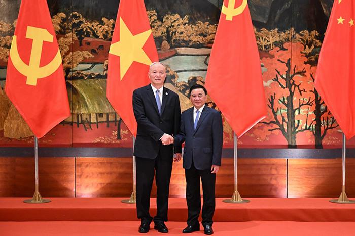 蔡奇同越共中央政治局委員、中央書記處常務(wù)書記陳錦繡舉行會(huì)談