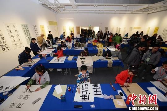 湖南首屆中小學(xué)生書法大賽開(kāi)賽 眾小選手現(xiàn)場(chǎng)潑墨