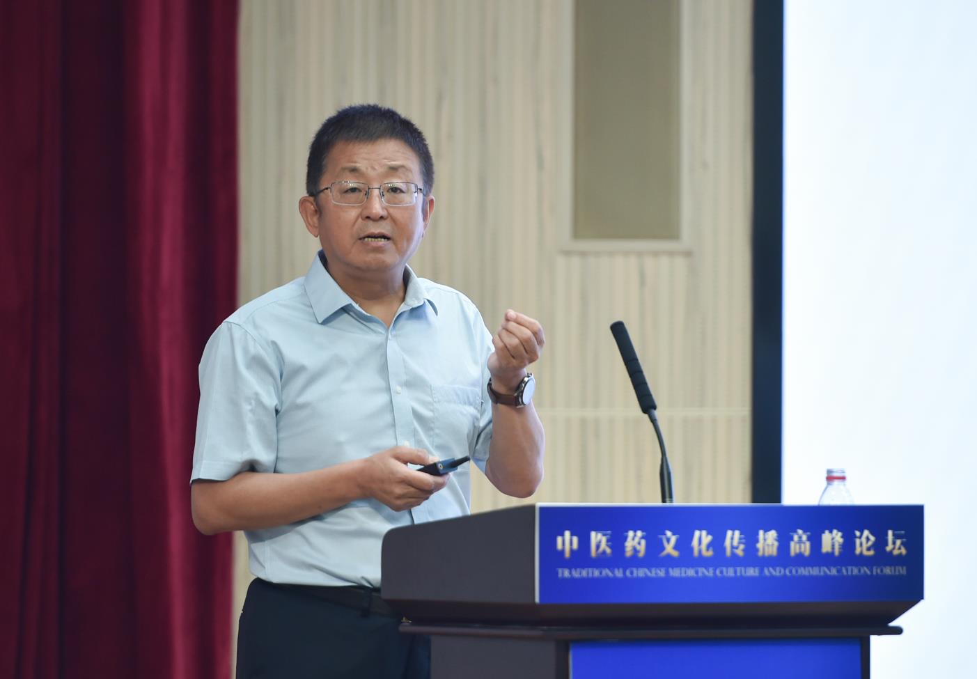 中國(guó)中醫(yī)科學(xué)院原院長(zhǎng)、首席研究員、中國(guó)非物質(zhì)文化遺產(chǎn)保護(hù)協(xié)會(huì)副會(huì)長(zhǎng)兼中醫(yī)藥委員會(huì)會(huì)長(zhǎng)曹洪欣發(fā)表主旨演講。