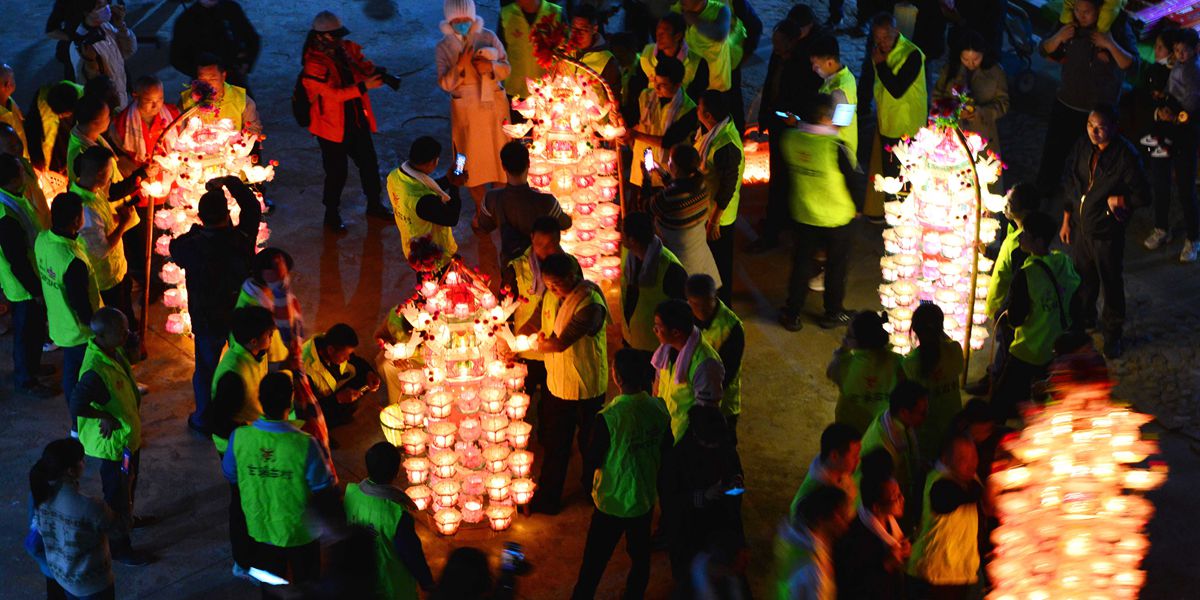 福建閩西：芷溪游花燈——“紙做燈、油點(diǎn)燈、紙包火”