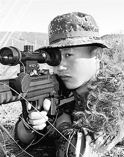 戈壁槍王1粒米穿3針練眼力野外潛伏數(shù)星星(圖)