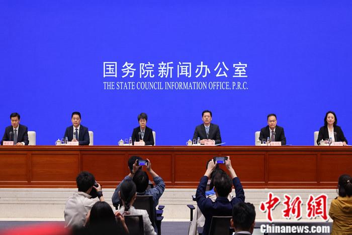 4月19日，中國國務(wù)院新聞辦公室在北京舉行新聞發(fā)布會，商務(wù)部副部長郭婷婷、商務(wù)部綜合司司長楊濤、市場運(yùn)行和消費(fèi)促進(jìn)司司長徐興鋒、對外貿(mào)易司司長李興乾、外國投資管理司負(fù)責(zé)人吉小楓介紹2024年一季度商務(wù)運(yùn)行及工作情況，并答記者問。 <a target='_blank' href='/'>中新社</a>記者 楊可佳 攝 