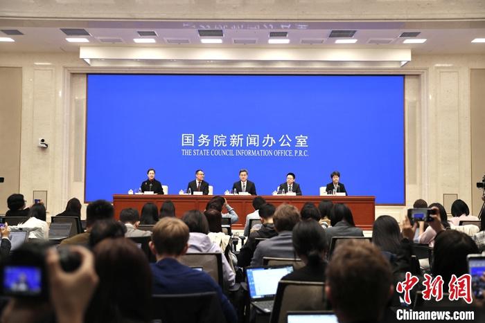 10月12日，中國國務(wù)院新聞辦公室在北京舉行新聞發(fā)布會(huì)，財(cái)政部部長(zhǎng)藍(lán)佛安、財(cái)政部副部長(zhǎng)廖岷、財(cái)政部副部長(zhǎng)王東偉、財(cái)政部副部長(zhǎng)郭婷婷介紹“加大財(cái)政政策逆周期調(diào)節(jié)力度、推動(dòng)經(jīng)濟(jì)高質(zhì)量發(fā)展”有關(guān)情況，并答記者問。 <a target='_blank' href='/'>中新社</a>記者 王紫儒 攝
