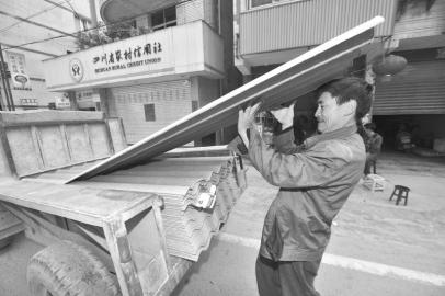 喧囂生機重回靈關鎮(zhèn)村民默哀過后積極開展自救