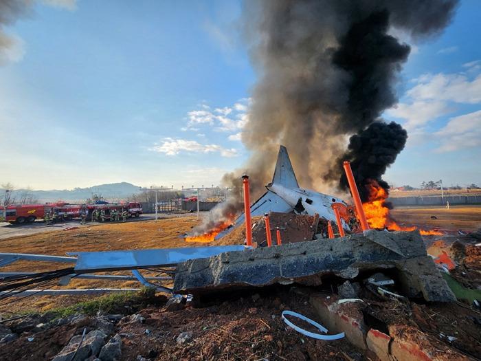 現(xiàn)場畫面！韓國一客機著陸時沖出跑道起火