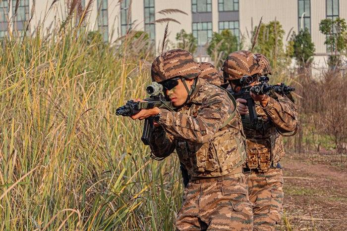 寒冬礪劍！重慶武警特戰(zhàn)隊(duì)員冬日練兵忙